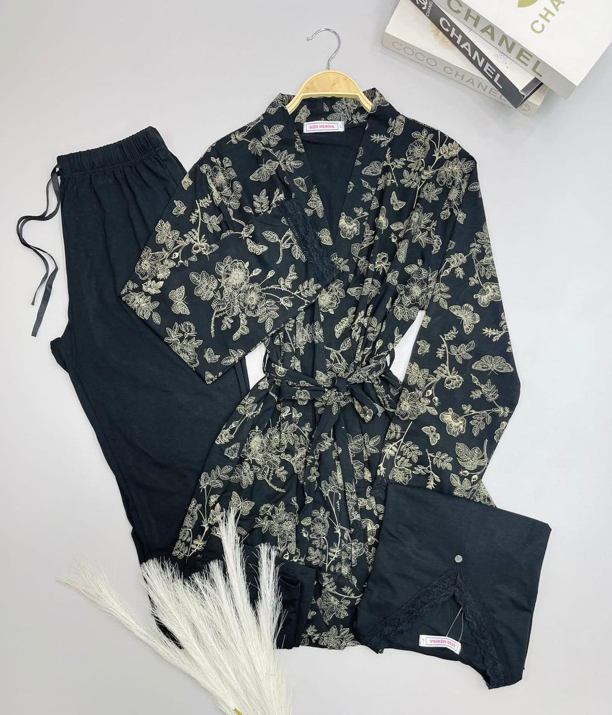 طقم ملابس نوم منزلي (روب كيمونو + توب دانتيل + بنطلون) متوفر بعدة ألوان