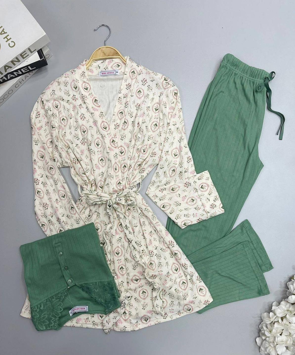 طقم ملابس نوم منزلي (روب كيمونو + توب دانتيل + بنطلون) متوفر بعدة ألوان