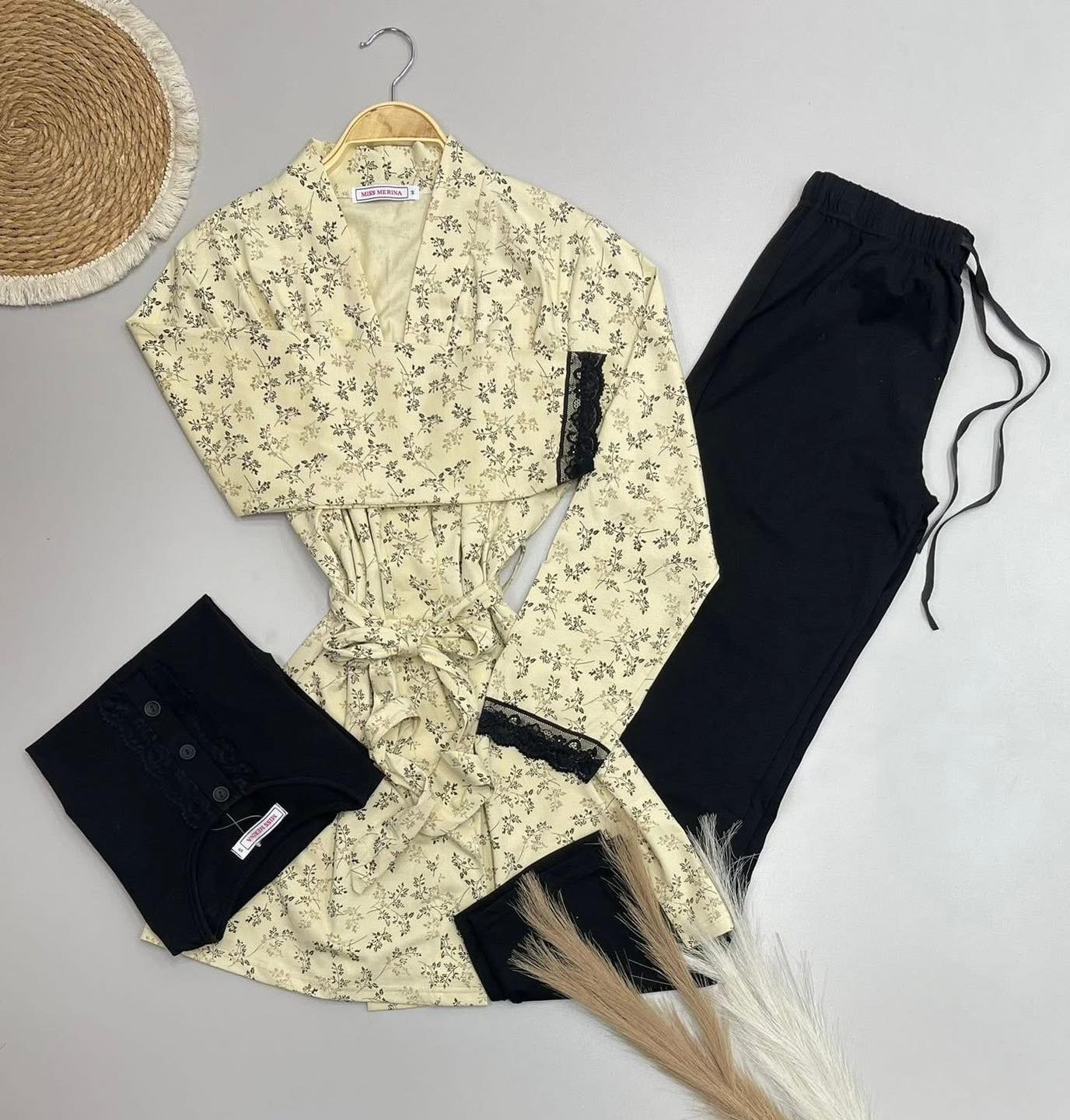 طقم ملابس نوم منزلي (روب كيمونو + توب دانتيل + بنطلون) متوفر بعدة ألوان